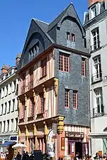 La maison des Apothicaires, place du Change.