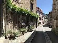 Maisons en pierre de la Rue Edouard Chatillon à Blesle.