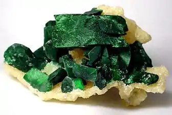 Malachite et azurite sur smithsonite 0,8&nbsp;×&nbsp;6&nbsp;×&nbsp;4,5&nbsp;cm. Tsumeb Mine (Tsumcorp Mine), Tsumeb, Otjikoto (Oshikoto), Namibie.