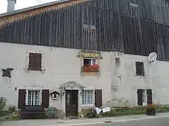 Belle ferme comtoise avec fenêtre du XVIIe&nbsp;siècle.
