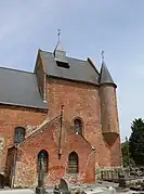 Le chœur, beaucoup plus haut que l'abside, est la seule partie fortifiée de l'église. Il est surmonté d'un clocheton couvert d'ardoise.