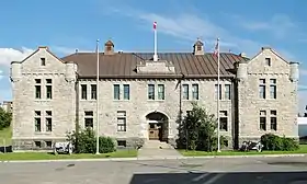 Photographie en couleur d'un bâtiment.