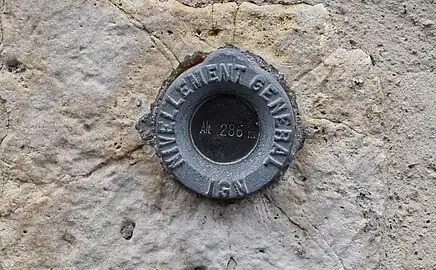 Borne de nivellement sur le mur de l'église - altitude 286 m.