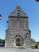 Sa façade orientale avec clocher-mur.