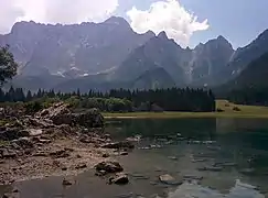 Le lac Weissenfelser et le Mangart en arrière-plan.