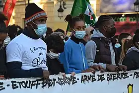 Jeune portant un T-Shirt à la mémoire d'Olivio Gomes pendant une manifestation contre la loi sécurité globale le 28 novembre 2020 à Paris.
