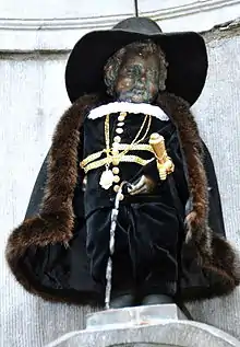 22 juin 2013, Manneken-Pis en habit de bourgmestre des Lignages de Bruxelles qui lui offrent ainsi son 902e&nbsp;costume.