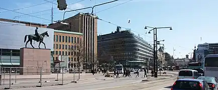 Statue du Maréchal Mannerheim  et le musée Kiasma en arrière-plan)