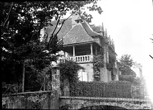Maison dite de Louis XIII, avec sa logia et sa passerelle enjambant le bras nord de la bave, aujourd'hui sous la route.