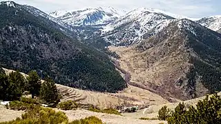 Le village de Mantet vu depuis le col de même nom.