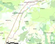 Carte élémentaire montrant les limites de la commune, les communes voisines, les zones de végétation et les routes