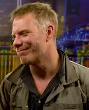 Marc Menancha (en) interprète Russ Langmore.