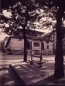 La place des Patriarches en 1924 avec l'entrée du marché (photo d'Eugène Atget).