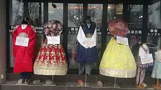 Les prix de hanbok en zone touristique à Séoul sont réduits de 50&nbsp;%.