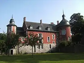 Château Bilquin-de Cartier datant du XVIIe siècle vu depuis la rive de la Sambre.