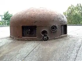 Cloche GFM marquée par des impacts (Casemate no&nbsp;35/3).