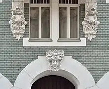 À l'entrée de l'habitat collectif Margaretenstraße 100 à Vienne. Mai 2019.