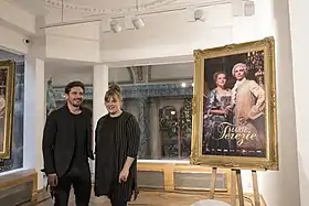 Deux des trois acteurs principaux de la série, Vojtěch Kotek (à gauche) et Stefanie Reinsperger (qui n'a joué que dans la saison 2), lors de la conférence de presse du 9 décembre 2019.