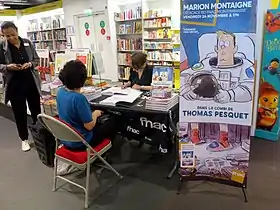 Dédicace de l'album par son auteure, le 24 novembre 2017, à la Fnac Montparnasse à Paris.