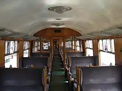 Voiture à couloir central de troisième classe en configuration "Touriste" (2+2 places).