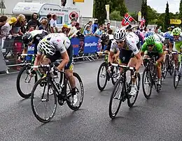 Photographie des coureurs de l'équipe cycliste HTC, préparant le sprint pour Mark Cavendish lors du final de 15e étape du Tour de France 2011