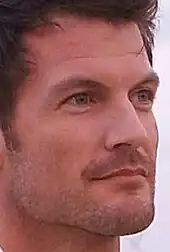 Mark Deklin interprète Nicholas Deering.