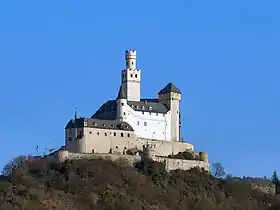 Le bergfried du Marksburg ronde avec une base carrée.