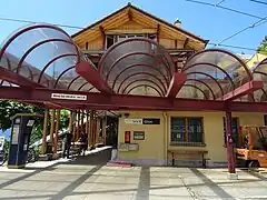 Marquise contemporaine de la gare de Glion (Suisse).