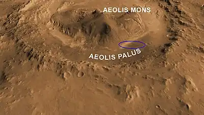 La zone d'atterrissage dans le cratère de Gale est une ellipse (20&nbsp;×&nbsp;8&nbsp;km) située dans une zone de plaine baptisée Aeolis Palus au pied du pic central Aeolis Mons qui culmine à 5&nbsp;km au-dessus du plancher du cratère.