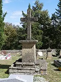 La croix principale du cimetière.