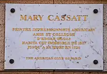 Plaque sur la façade du 10 rue de Marignan.