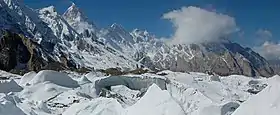 Le sommet double du Mandu Kangri, au centre de l'image, à droite du Masherbrum (7&nbsp;821&nbsp;m) au centre.