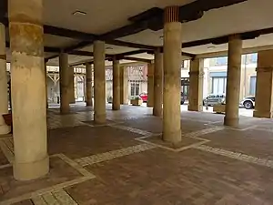 Les piliers de la halle-mairie.