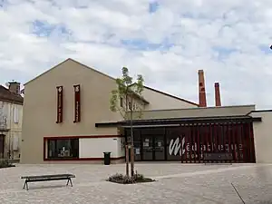La médiathèque et l’office de tourisme attenant.