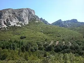 La balme du Larron vue depuis l'ouest. À l'arrière-plan, le sommet des Civadières.