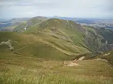 Paysage de montagnes verdoyantes.