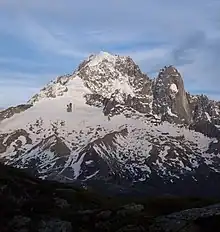 L'aiguille Verte, versant du Nant-Blanc (à gauche) et les Drus (à droite).