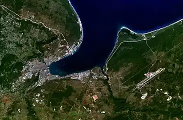 Vue satellite : baie de Matanzas (es), ville et aéroport