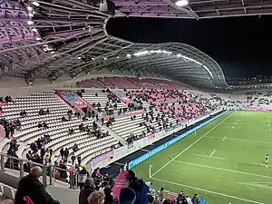 La tribune Paris face à la tribune présidentielle.