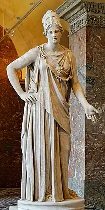 Athéna Mattei, copie romaine de l'Athéna du Pirée, musée du Louvre. La position des bras est différente de celle de l'original grec (photographie de droite)