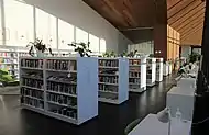 Les étagères de la bibliothèque.