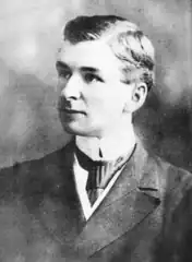 Photographie d'un jeune homme de vingt-et-un ans en habit cravate.