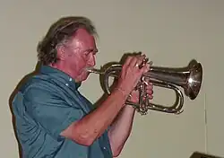 Le trompettiste Maurice Murphy, jouant du flugelhorn, en 2002.