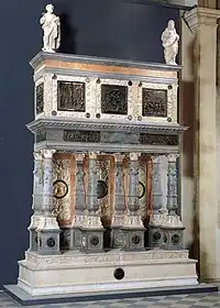 Vue d'un sarcophage surmonté de deux statues et supporté par huit colonnes.