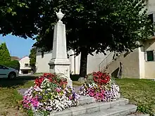 Photographie montrant le monument aux morts de Maxilly