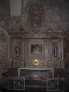 L'autel du transept nord et le retable du rosaire.