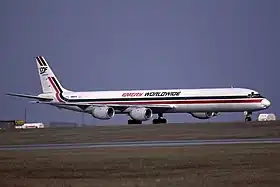 Un Douglas DC-8-71 (F) d':Emery Worldwide&nbsp;(en), similaire à celui impliqué dans l'accident.