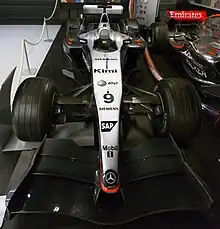 Photo depuis l'avant d'une monoplace noire et grise