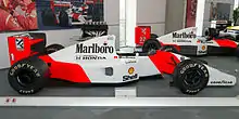 Photo en vue de profil droit de la McLaren MP4/7A de Senna, en exposition