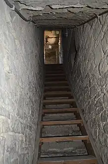 Escalier intramural vers le deuxième étage.